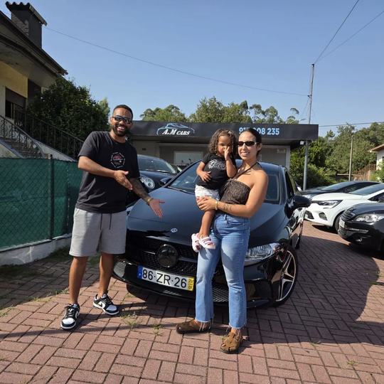 Casal e filho na entrega — cliente A.M Cars