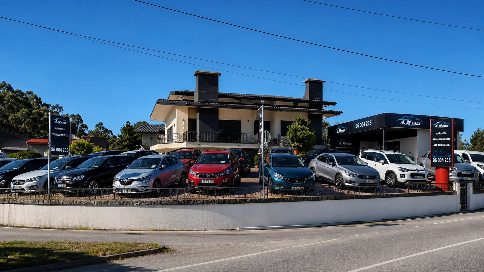Fachada do stand A.M Cars em Vila Nova de Famalicão, com as viaturas expostas